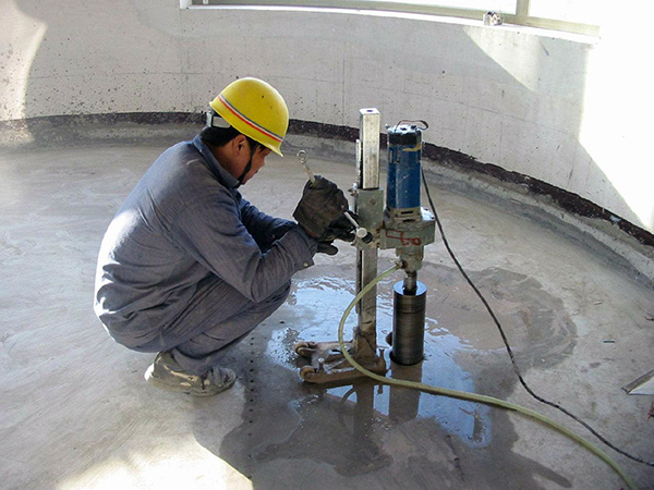 瓷砖墙水钻打孔(水钻打瓷砖墙技巧视频)